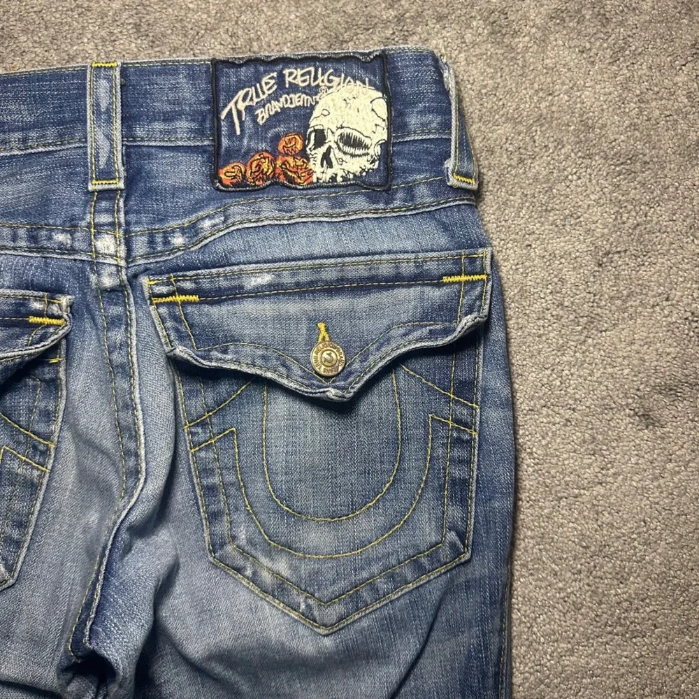 True Religion Jeans Women 26 (Fit 29x32) Blue Skull Rose Patch Slim Straight Y2K - Picture 3 of 15
